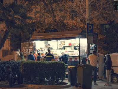 Ultima tappa nel nostro viaggio sono le paninoteche ambulanti, le cosiddette �pane e merda�. Roulotte che vendono per strada panini e patatine un po� in tutti i quartieri della citt�, anche se le pi� famose sono quelle presenti sul lungomare Araldo di Crollalanza